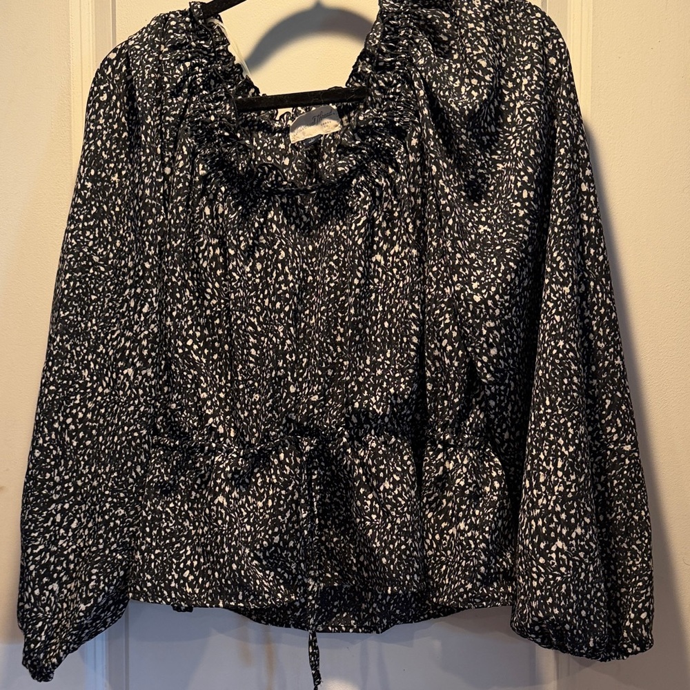 Universal Thread Black and White Long Sleeve Peasant Blouse